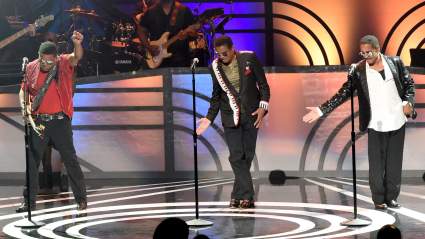 El hermano de Michael Jackson sufre una aparatosa caída durante un concierto.