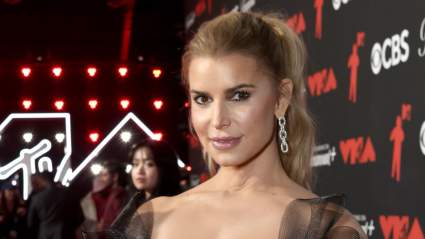 Jessica Simpson reflexiona sobre su proceso de sobriedad en un emotivo momento sobre el escenario.